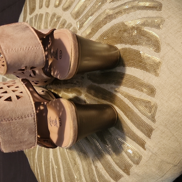 Shoes - Picture 3 of 4